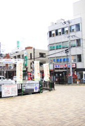 ＪＲ甲子園口駅南口出て直ぐの駅前広場の写真です。